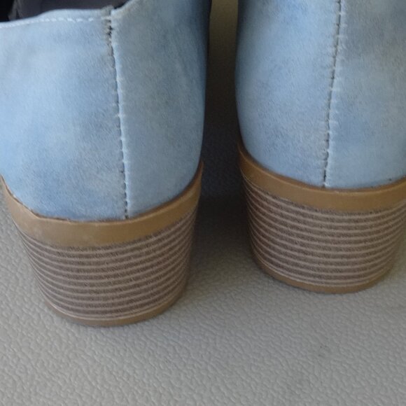 Blue Booties, women's 7 1/2, (38 euro) side zip, faux leather, no brand like new - Picture 7 of 10
